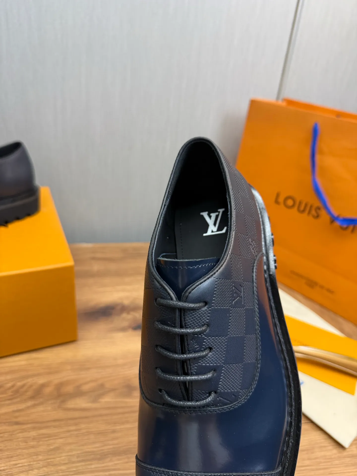 Men's shoes 💰900💰 LV. Men's casual lace-up leather shoes, the latest hot style 🔥 1:1 original purchase quality, top quality goods ⬆️The upper is imported open-edge beaded cowhide, cowhide, and cow suede. The hand-made three-dimensional stitching highlights the round toe design. The inner foot pads are all imported cowhide, with the original wear-resistant foam outsole, matching code 39-44, (38, 45 custom-made, non-refundable)
